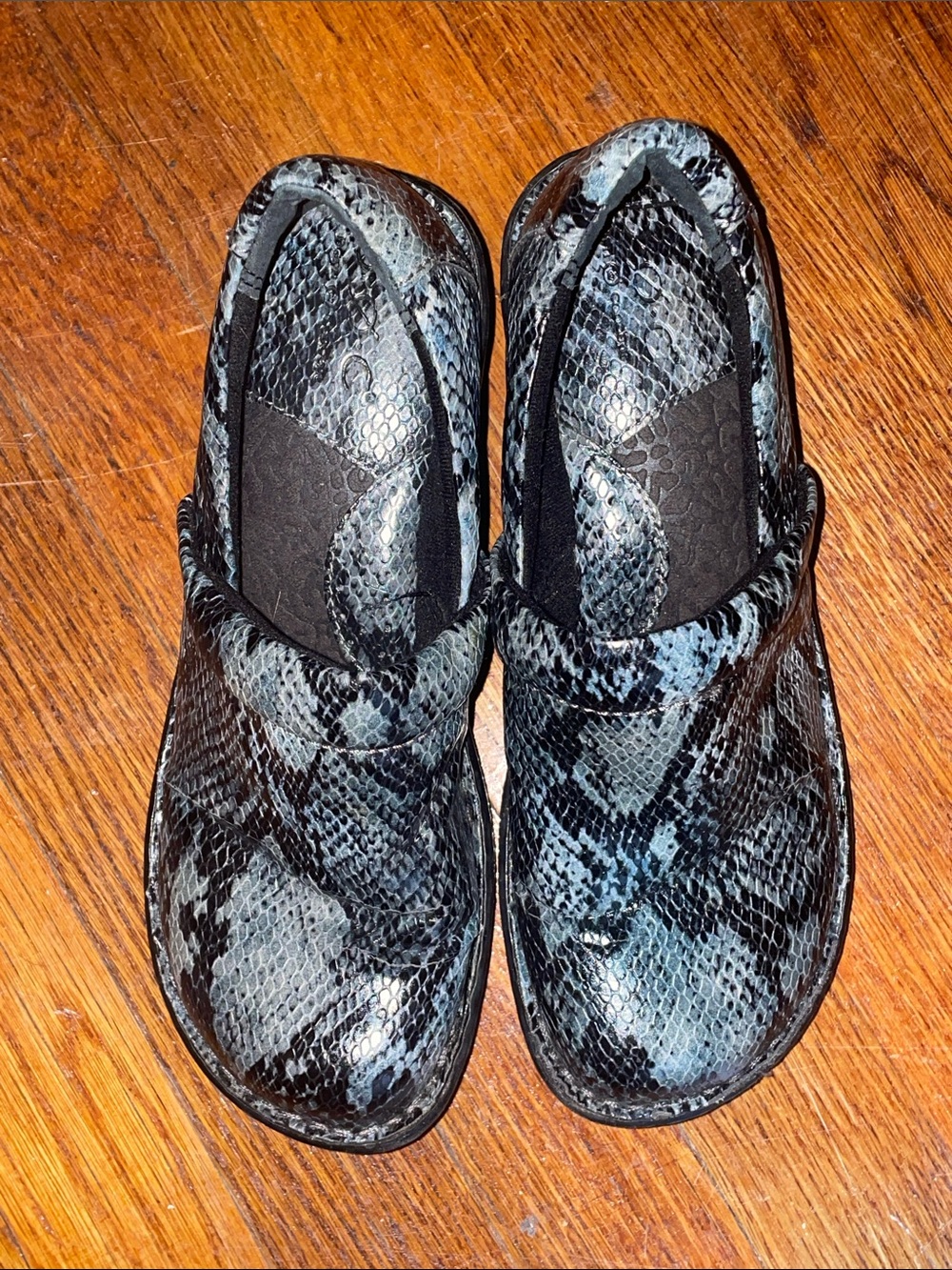 b.o.c. Women's Black Gray Snakeskin Slip-On Clogs